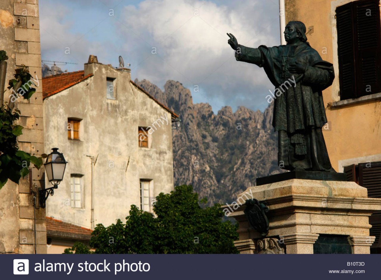 statue-of-casanelli-d-istria-in-the-mountain-village-vico-on-corsica-B10T3D (1)