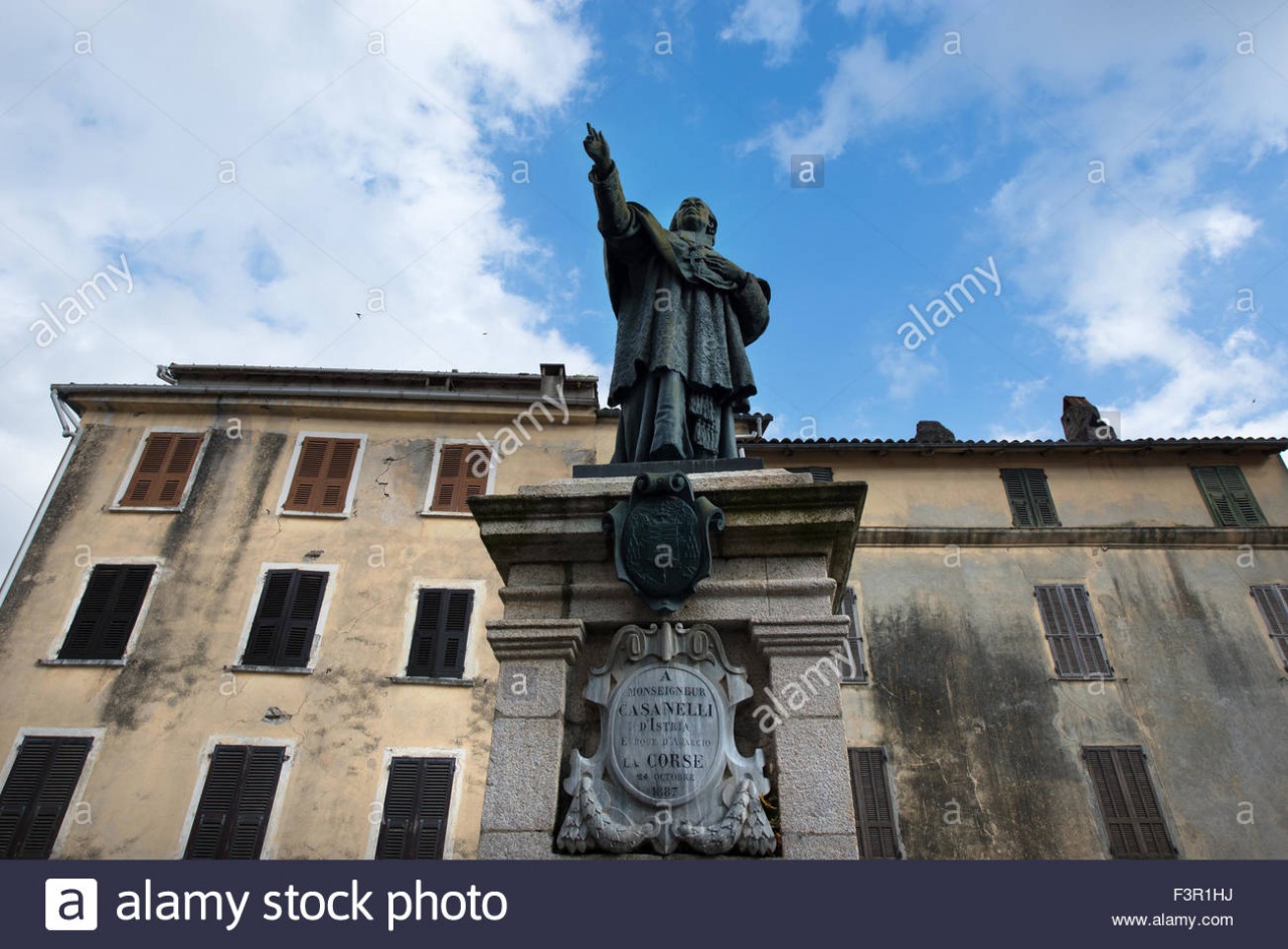 statue-of-monsignore-casanelli-distria-on-the-main-square-vico-corsica-F3R1HJ