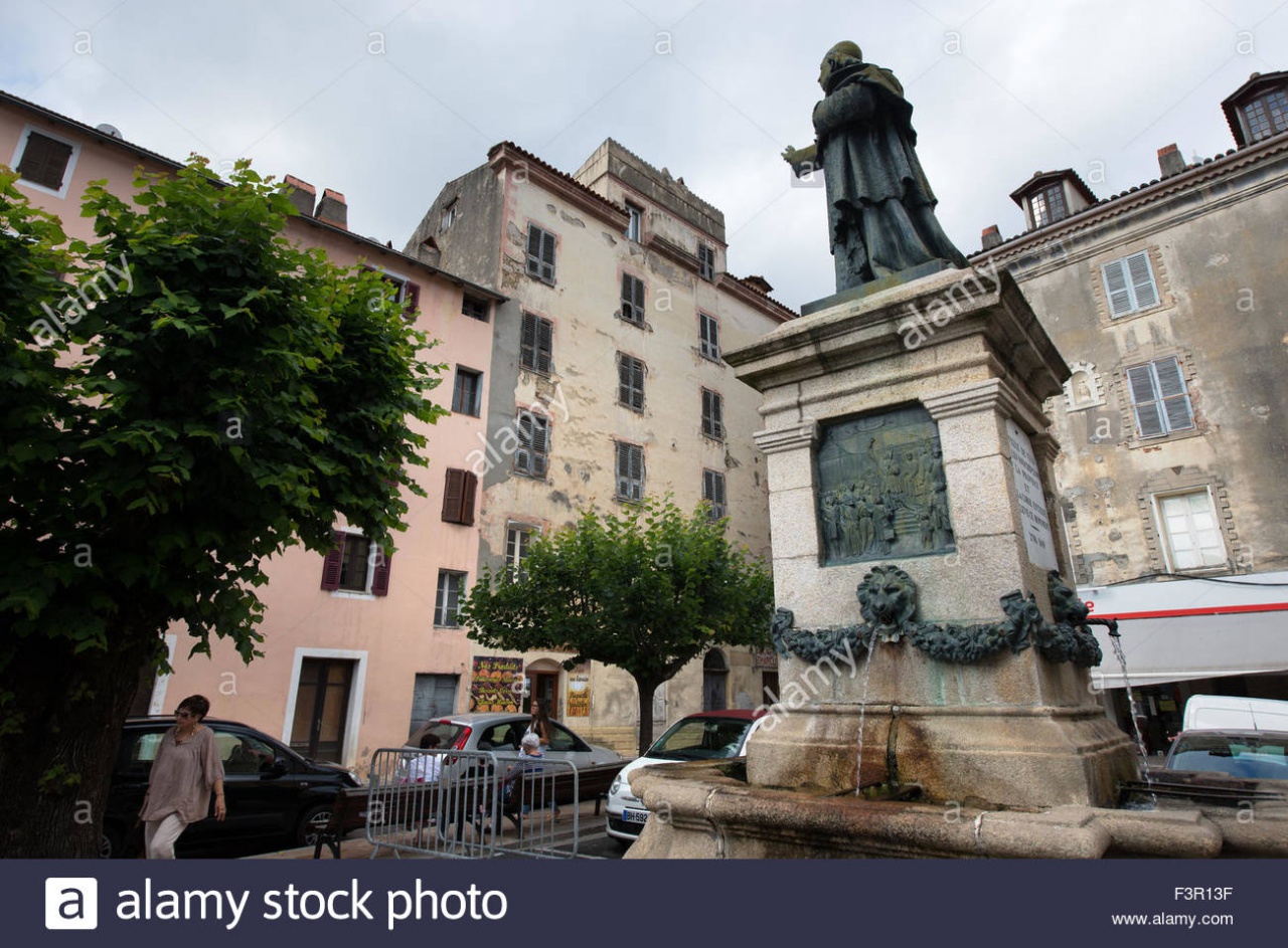 statue-of-monsignore-casanelli-distria-on-the-main-square-vico-corsica-F3R13F